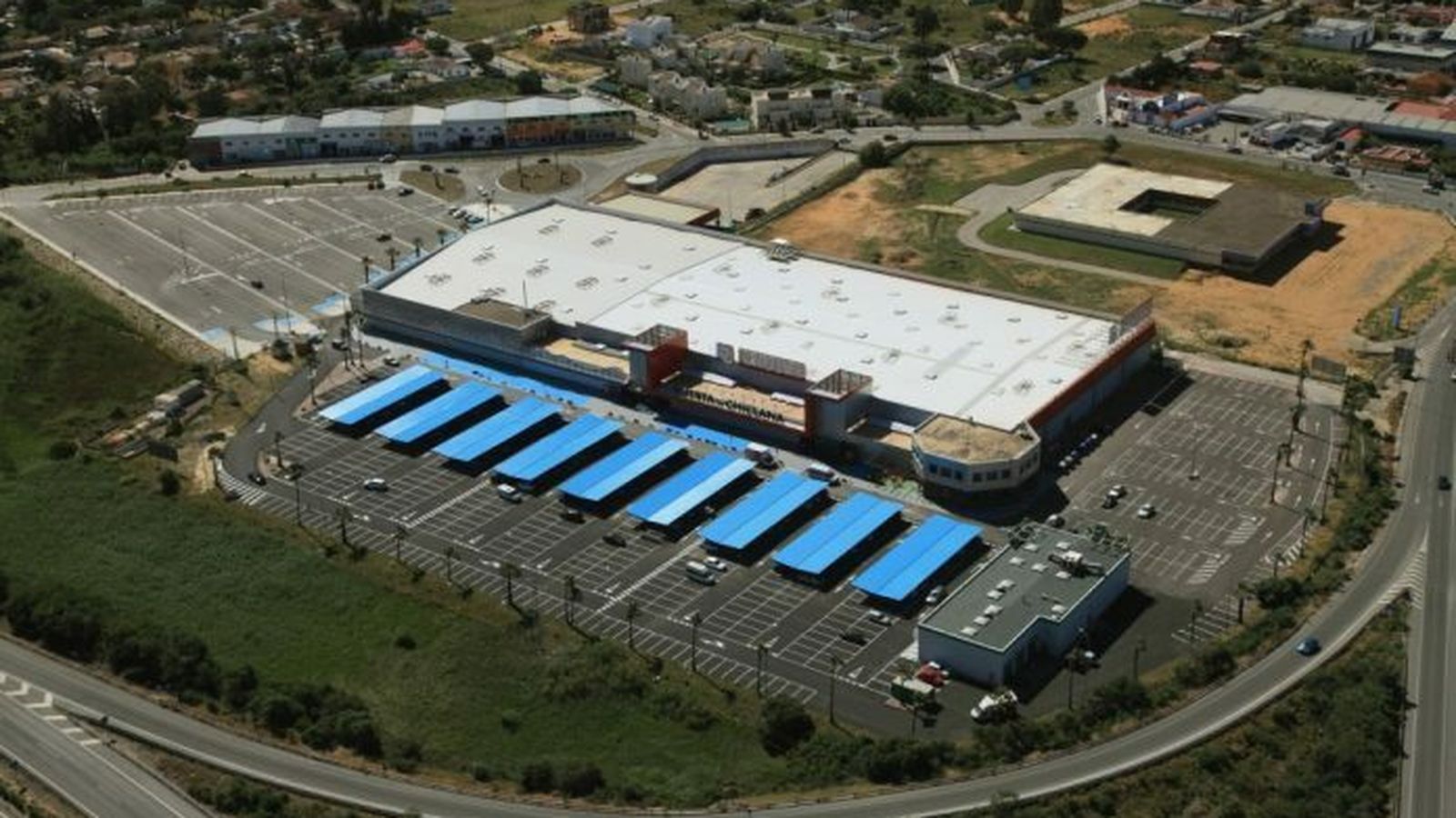 Vista aérea del complejo comercial en el que se encuentra el centro.