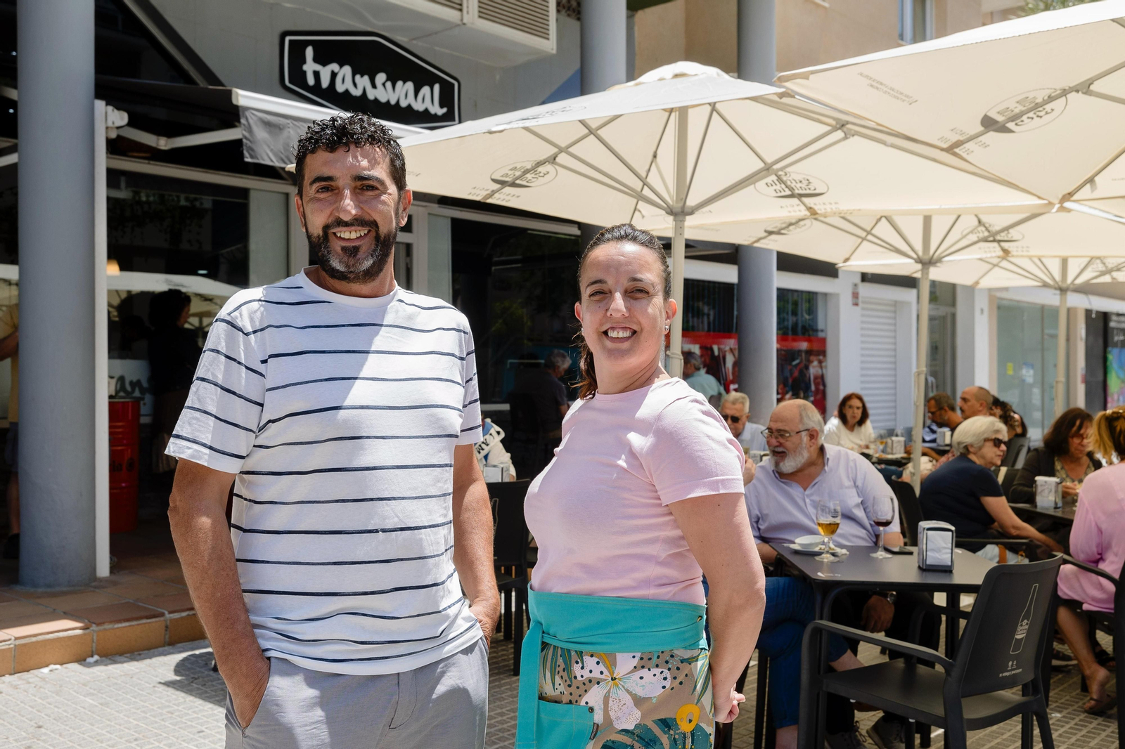 Fali Tubío, propietario, y Rocío Gómez, la encargada del Transvaal, el viernes en el exterior del negocio.