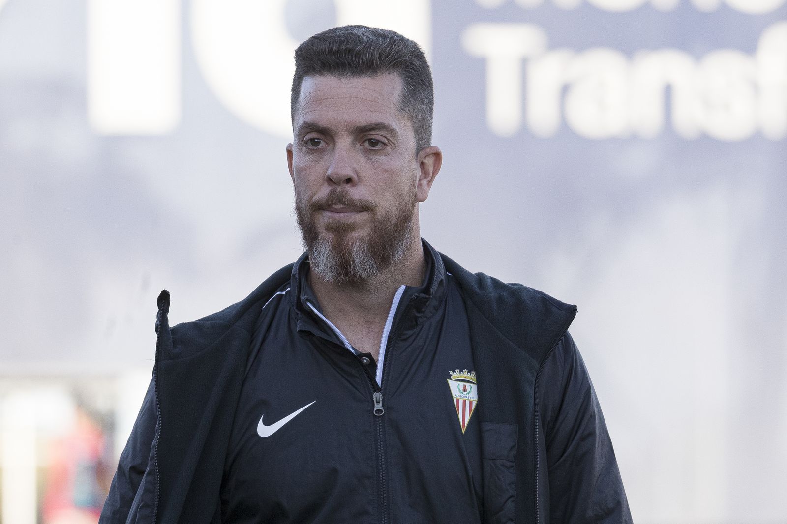 Hoy Escobar no estuvo en el banquillo. Jorge Murga, su segundo, lo sustituyó