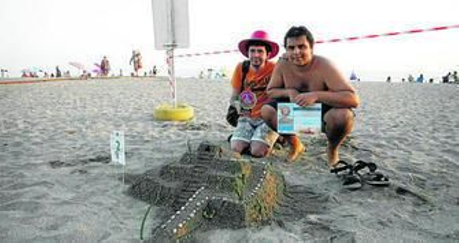 Jóvenes realizan en la arena una alcaza accesible paa todo tipo de personas.