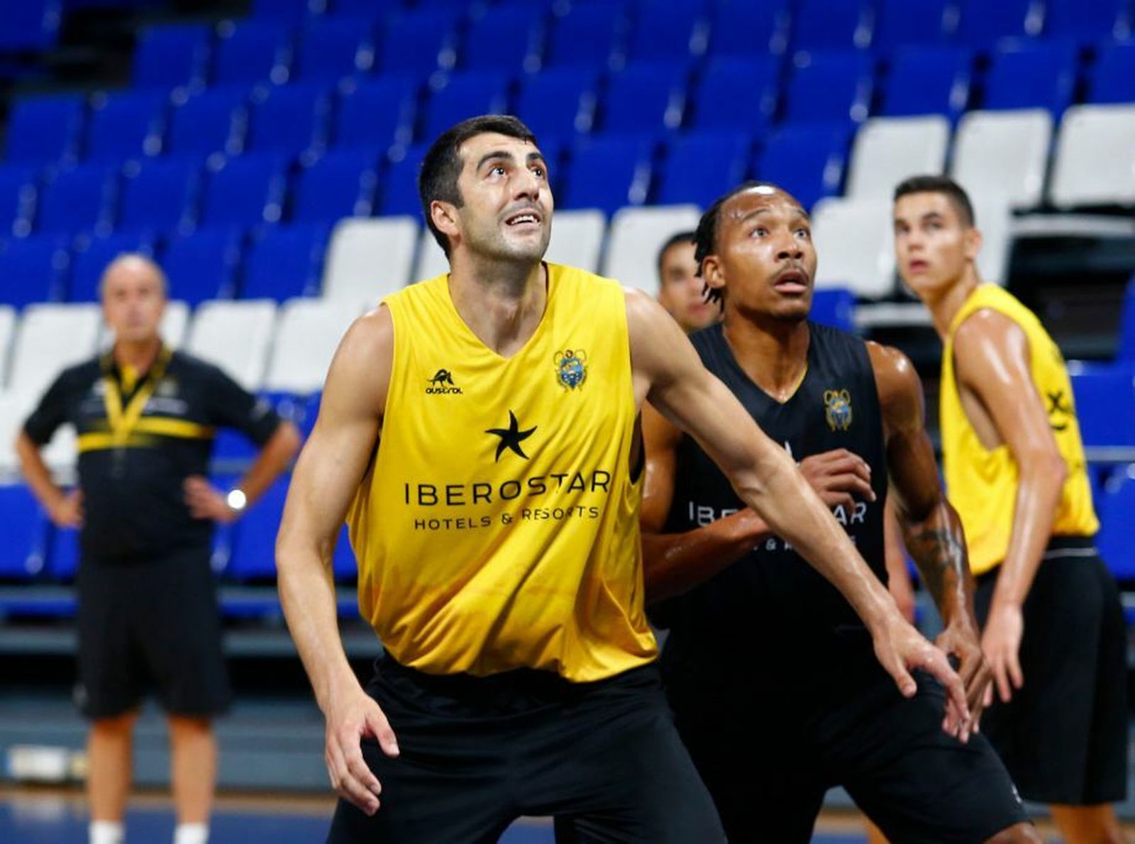 Shermadini lucha por un rebote en un entrenamiento del Iberostar Tenerife.