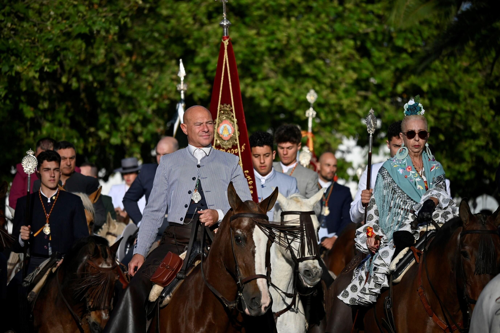 Imágenes de los peregrinos de la Hermandad de Emigrantes en su salida por las calles de Huelva