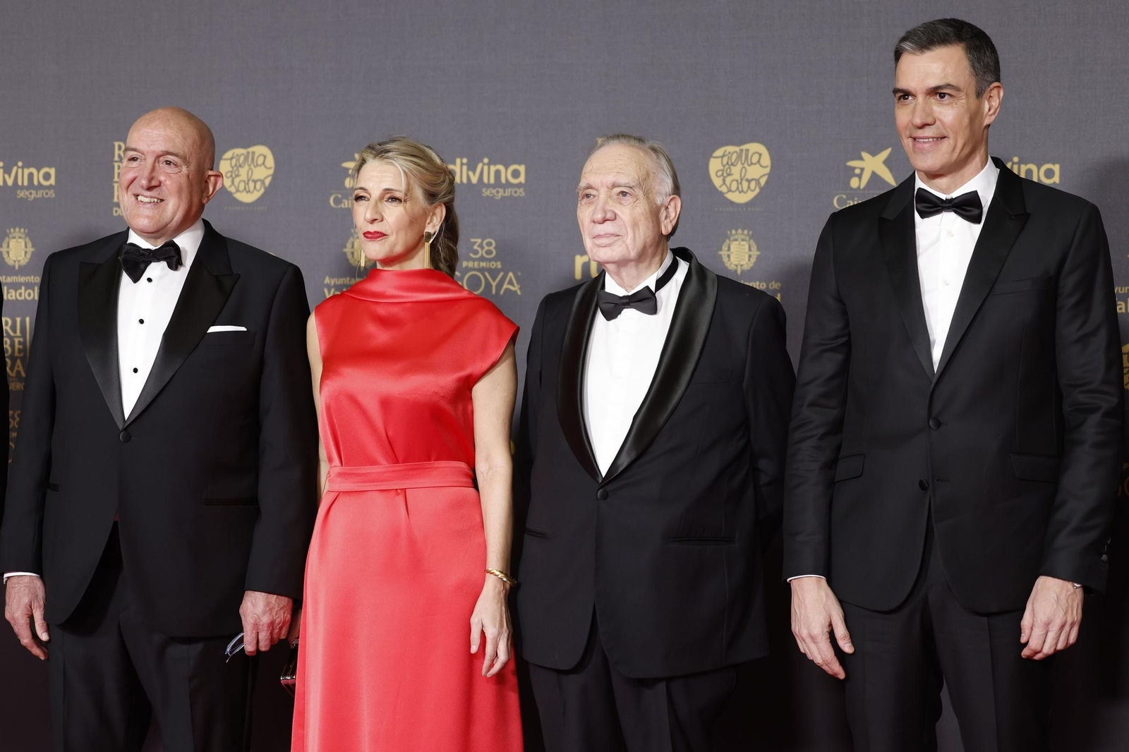 Yolanda Díaz y Pedro Sánchez junto al presidente de la Academia del Cine