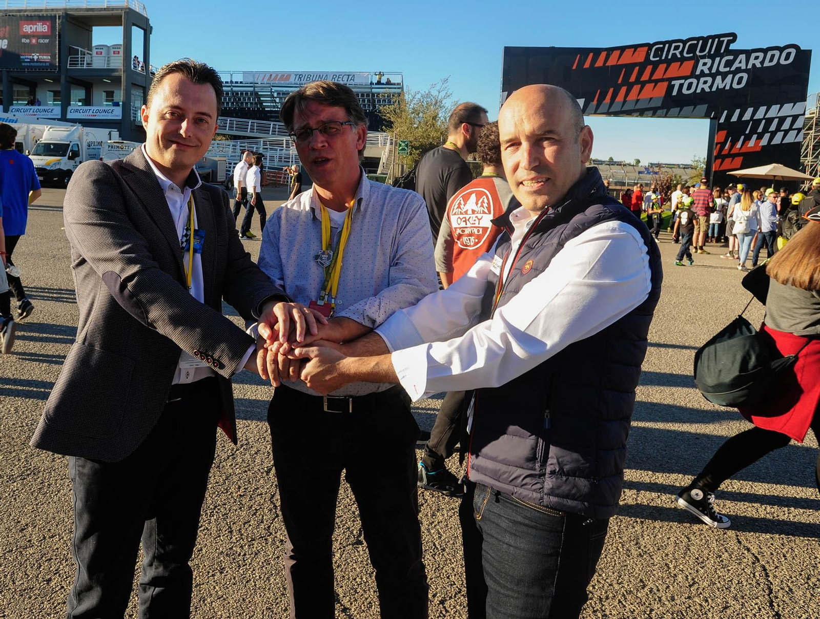 Santiago Galván (i), Josep Miquel Moya, director general de Deporte de la Generalitat Valenciana, y Gonzalo Gobert (d), director general sociedad que gestiona el Circuito Ricardo Tormo, el pasado fin de semana tras el acuerdo.