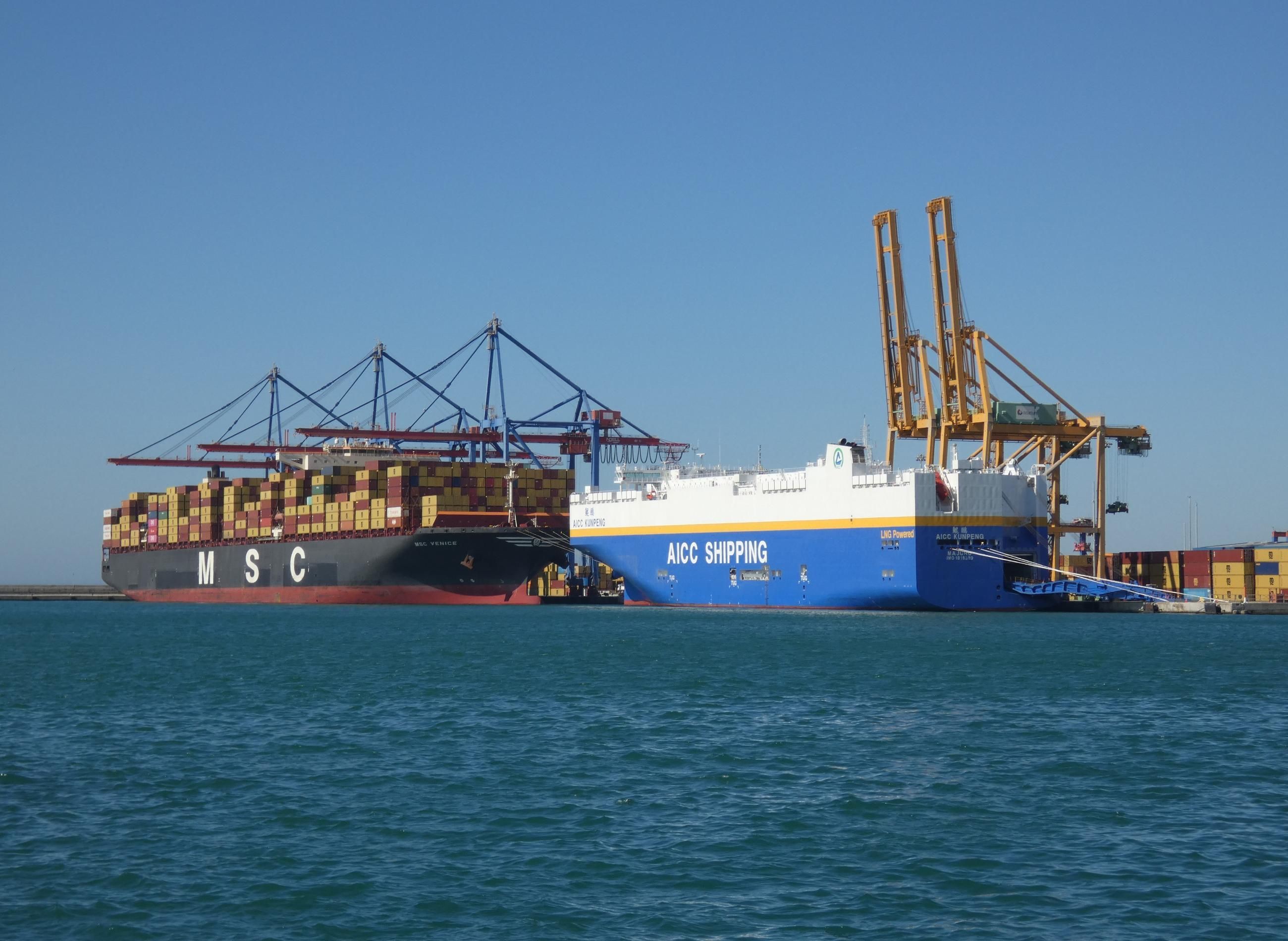 Dos barcos ‘invaden’ el muelle número nueve