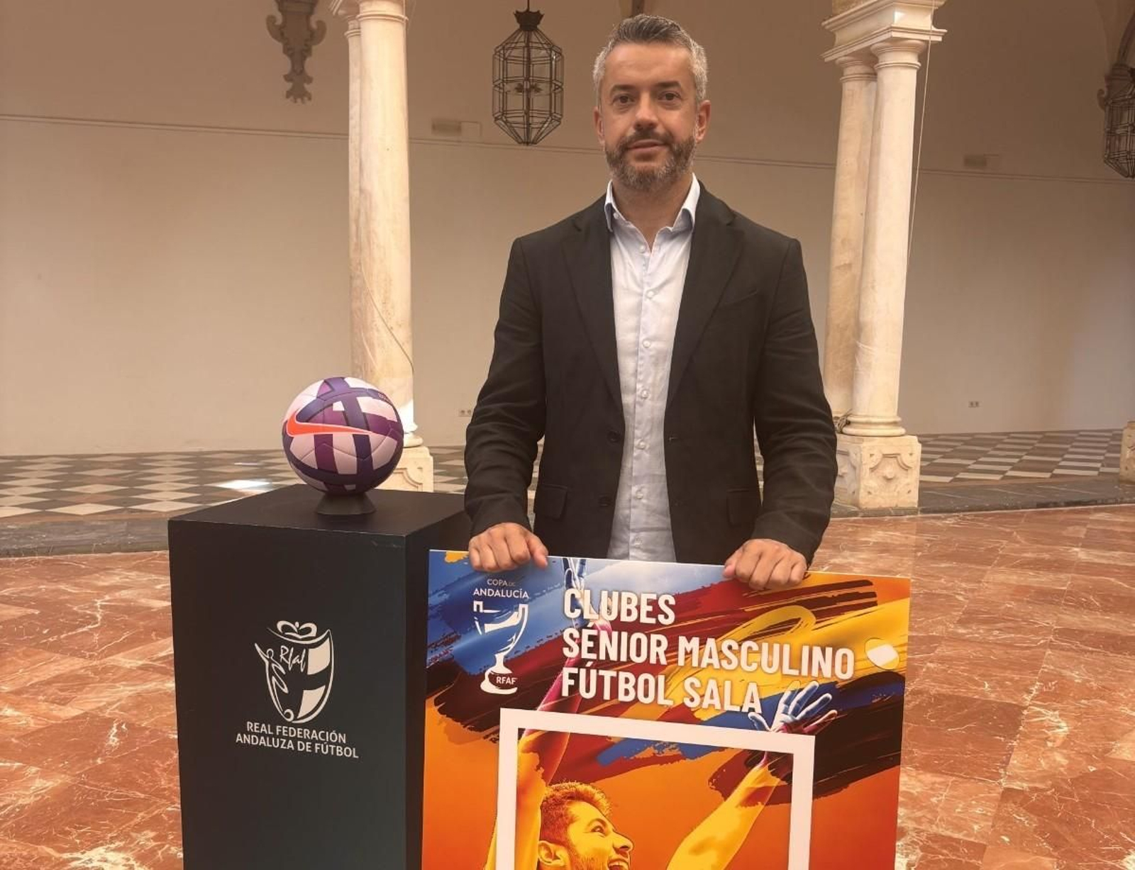 Mauricio posa con el cartel del evento.