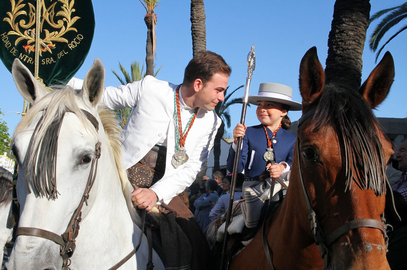 Imágenes de los caballistas, peregrinos a pie y carros de la Hdad de Emigrantes