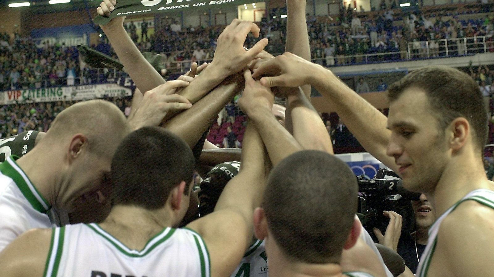 El Unicaja celebra tras ganar al Hemofarm.
