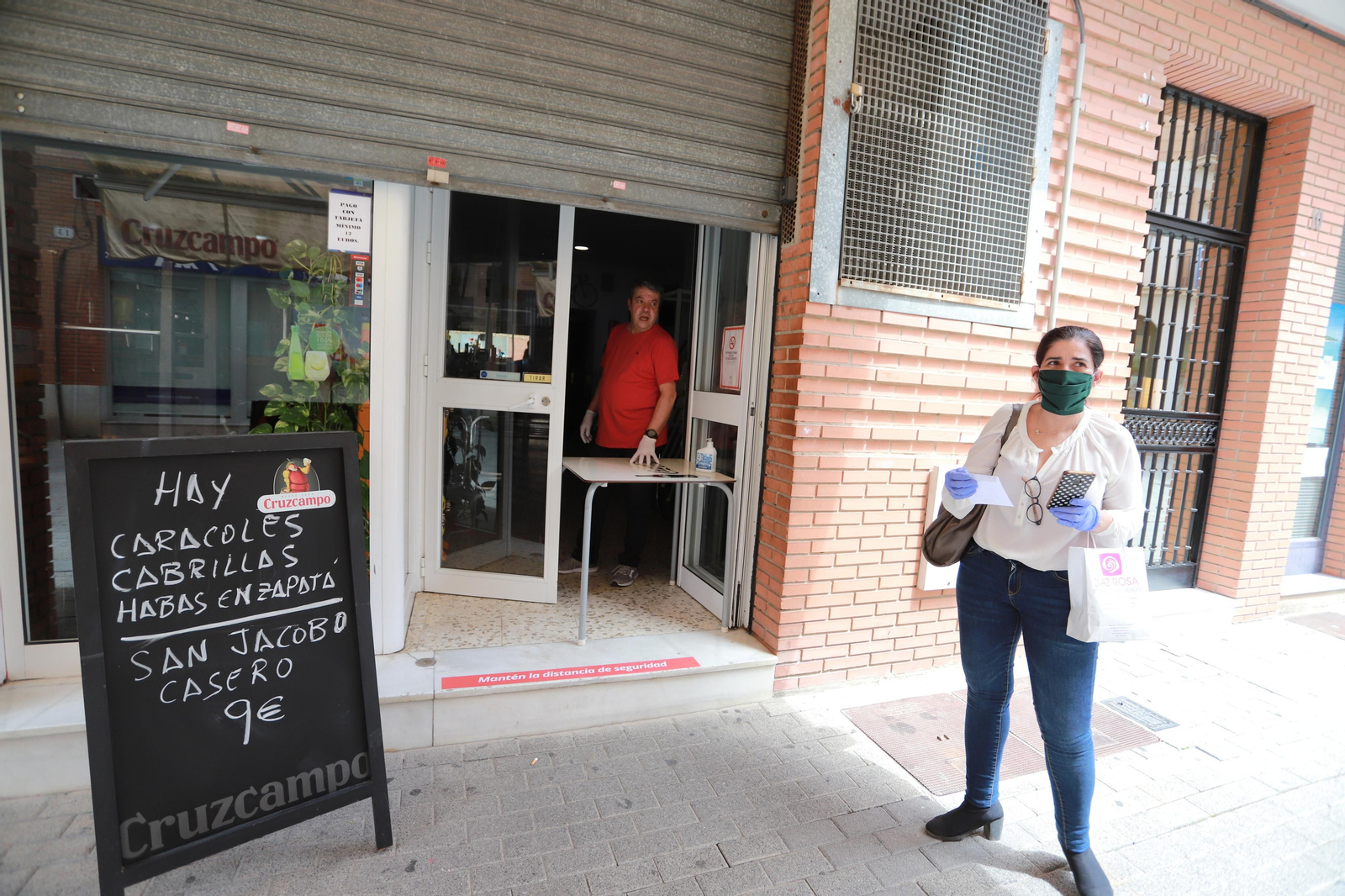 Imágenes de los últimos retoques de terrazas de bares y restaurantes