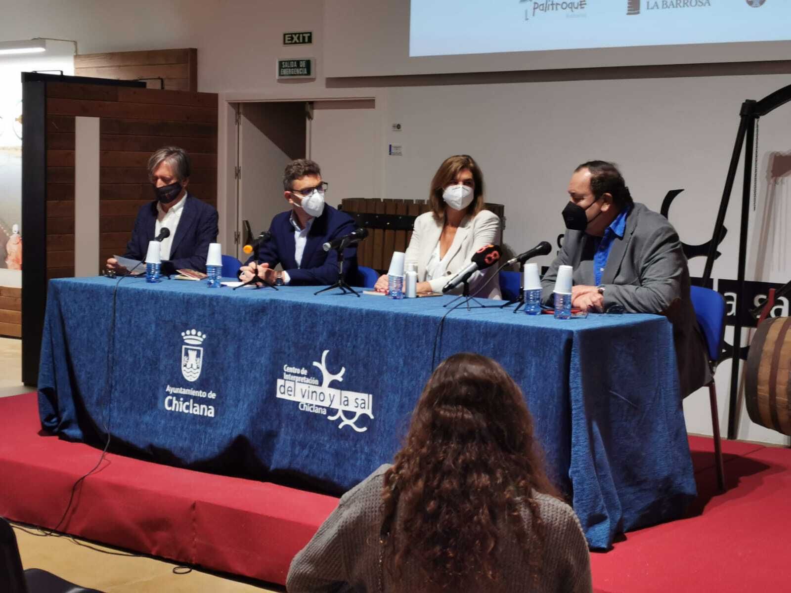 Momento de la presentación de la obra en el Centro de Interpretación del Vino y la Sal.