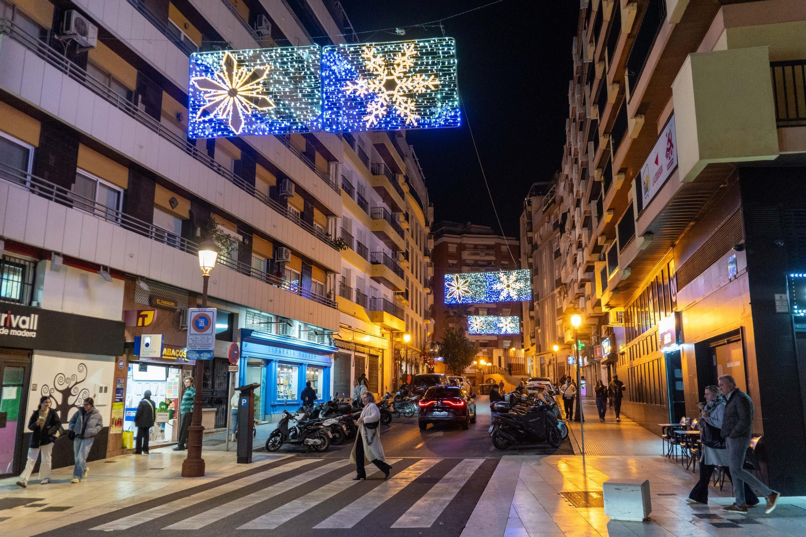 Imágenes de la ciudad de Huelva iluminada por las luces de Navidad