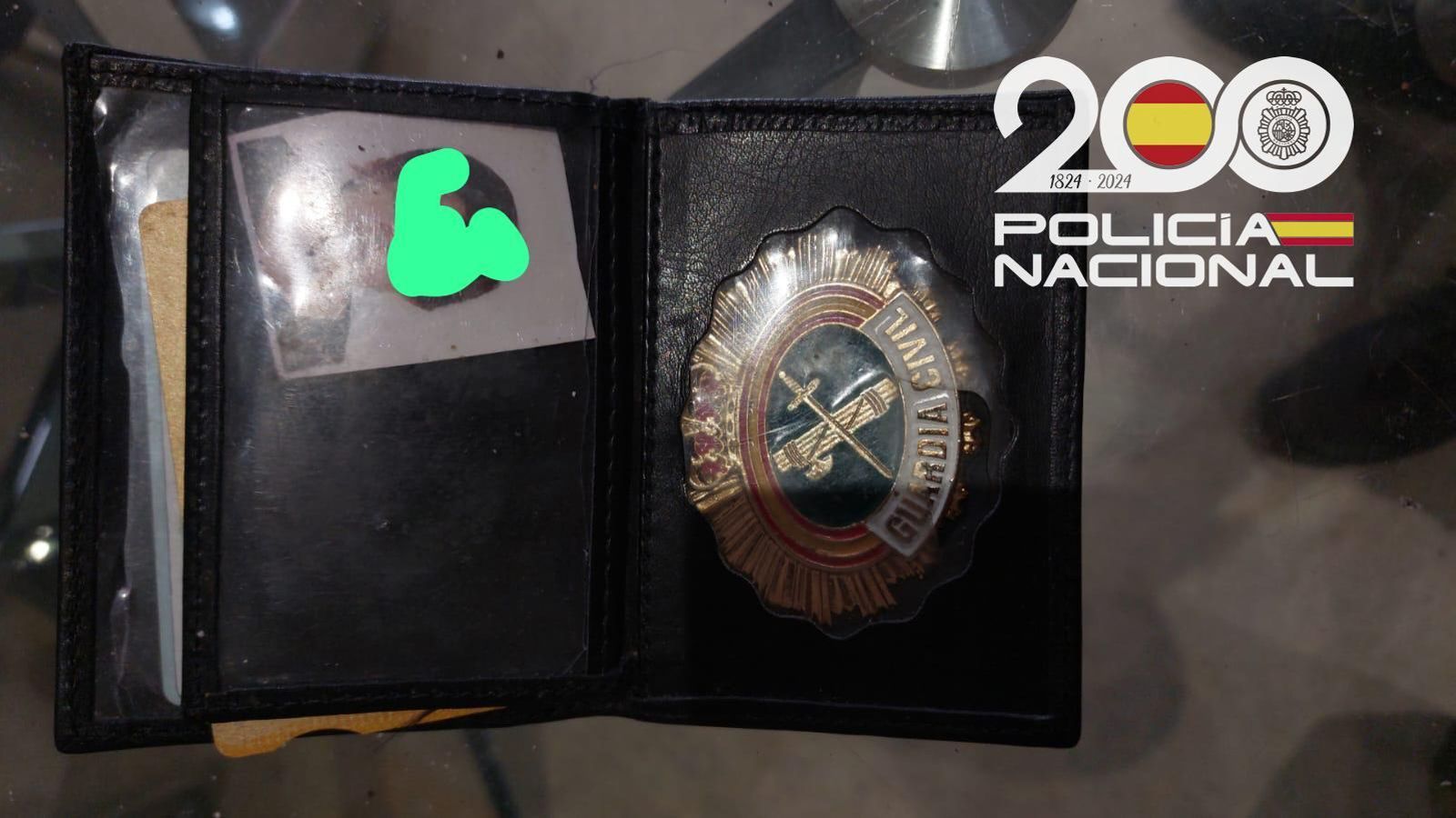 Los miembros de la organización tenían una placa de la Guardia Civil.