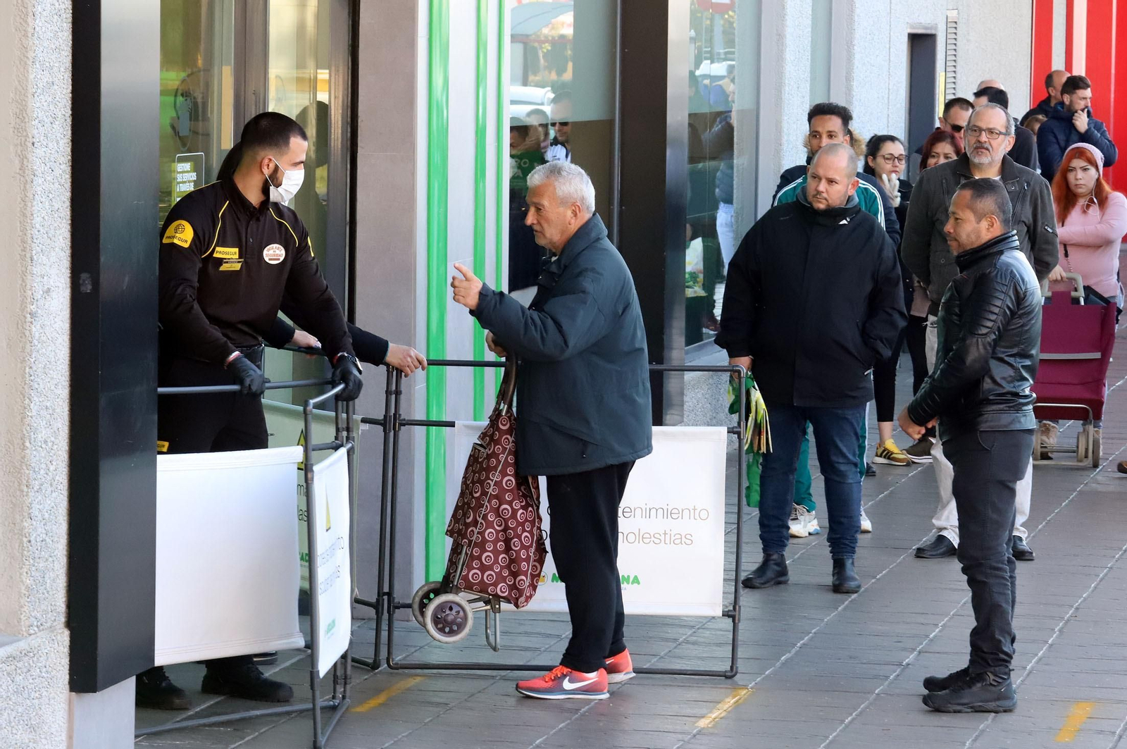 Imágenes de la situación y organización en los supermercados de Huelva