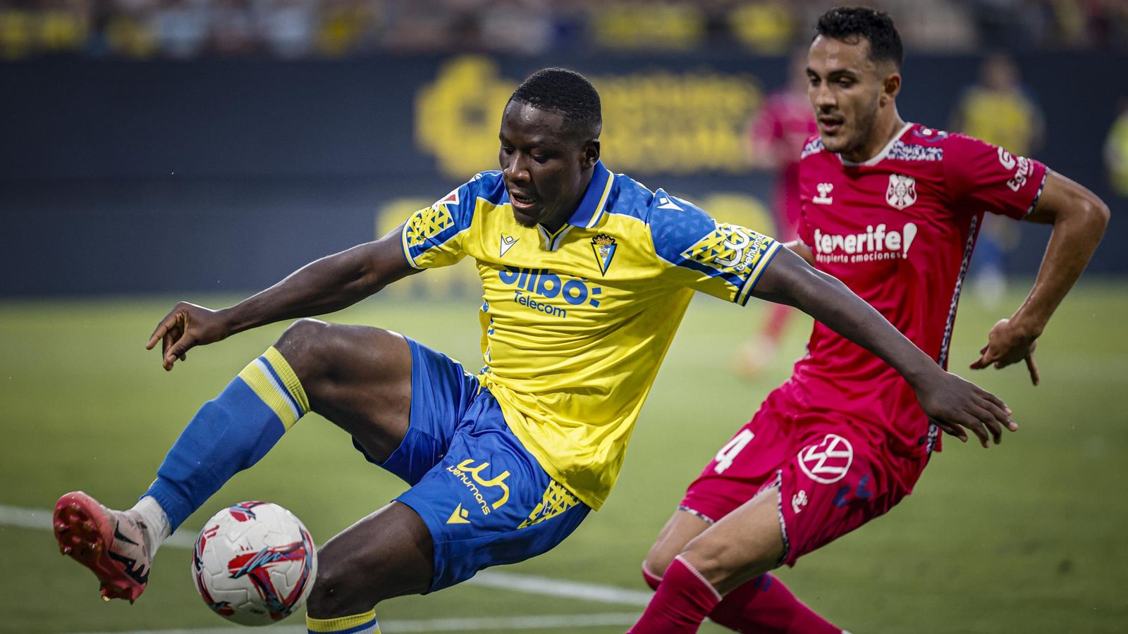 Búscate entre las fotos del partido de fútbol Cádiz CF - CD Tenerife de la Liga Hypermotion