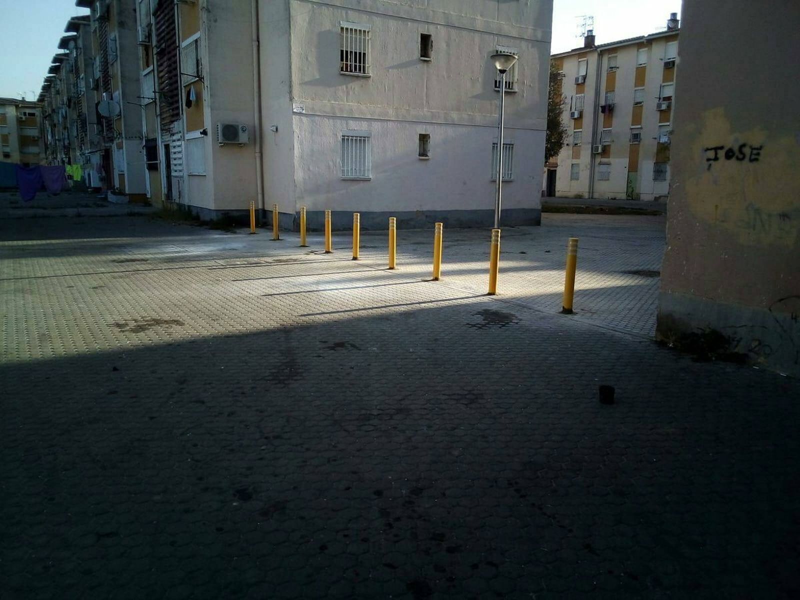 Marmolillos de colores para proteger zonas peatonales en el Polígono Sur