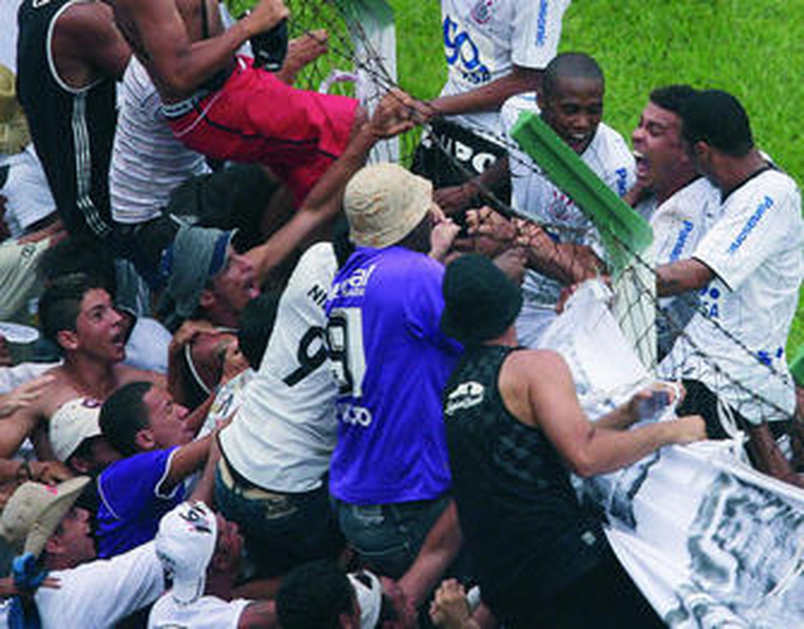 Ronaldo festeja su gol en la valla que acabó derribándose.
