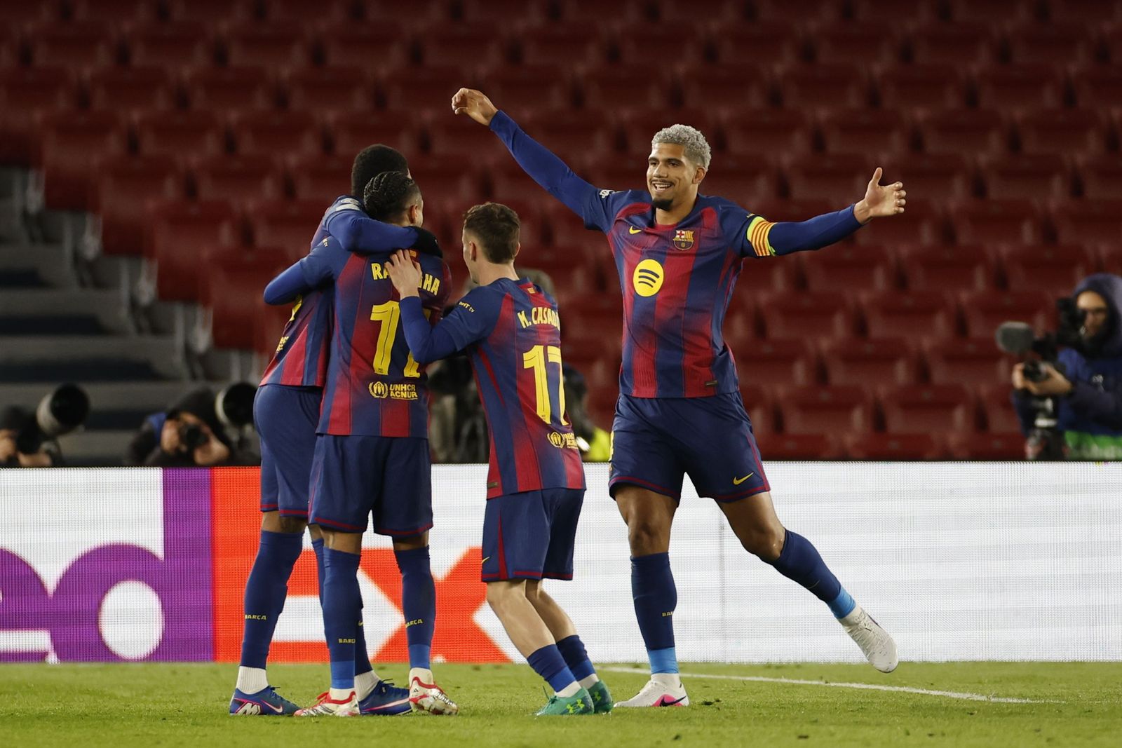 Los jugadores del Barcelona celebran el cuarto gol de Raphinha.