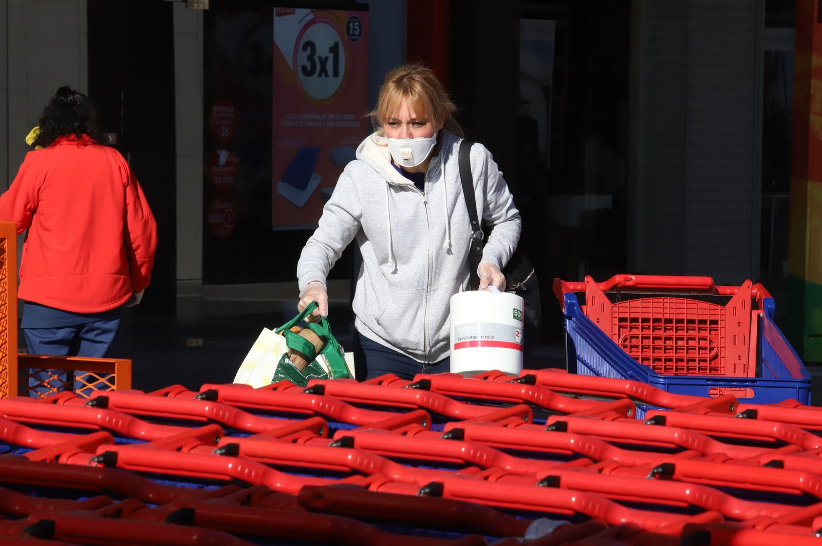 Imágenes de la situación y organización en los supermercados de Huelva