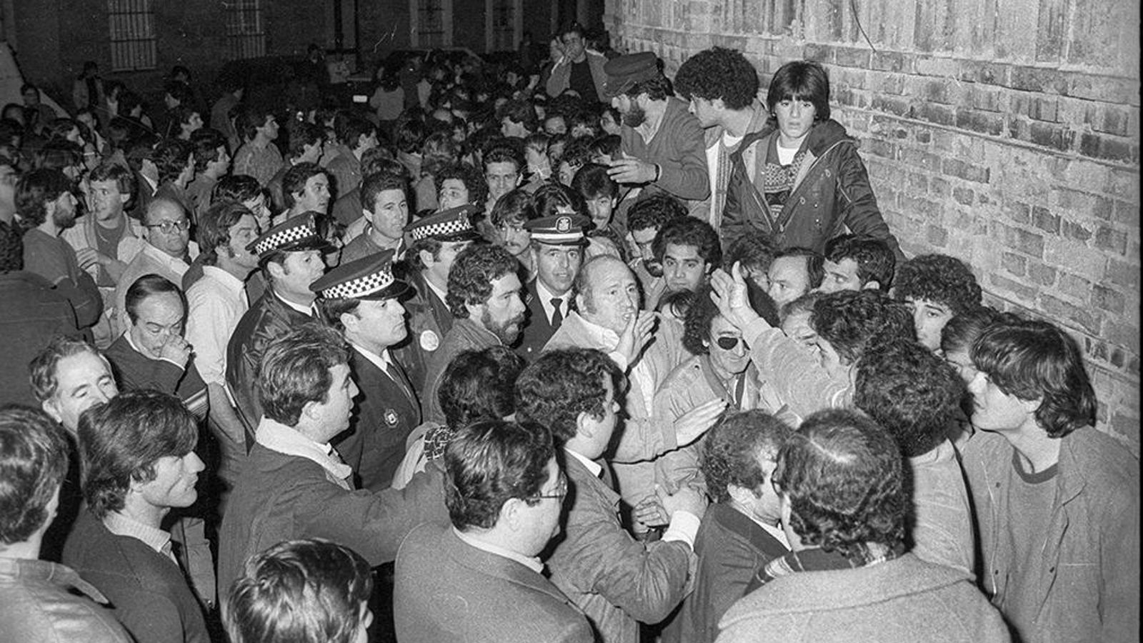 Momento de tensión en una cola para conseguir entradas para el Falla.