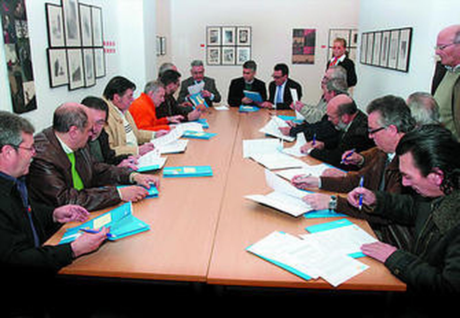 Firma del convenio entre las entidades y directivos de Cajasol.