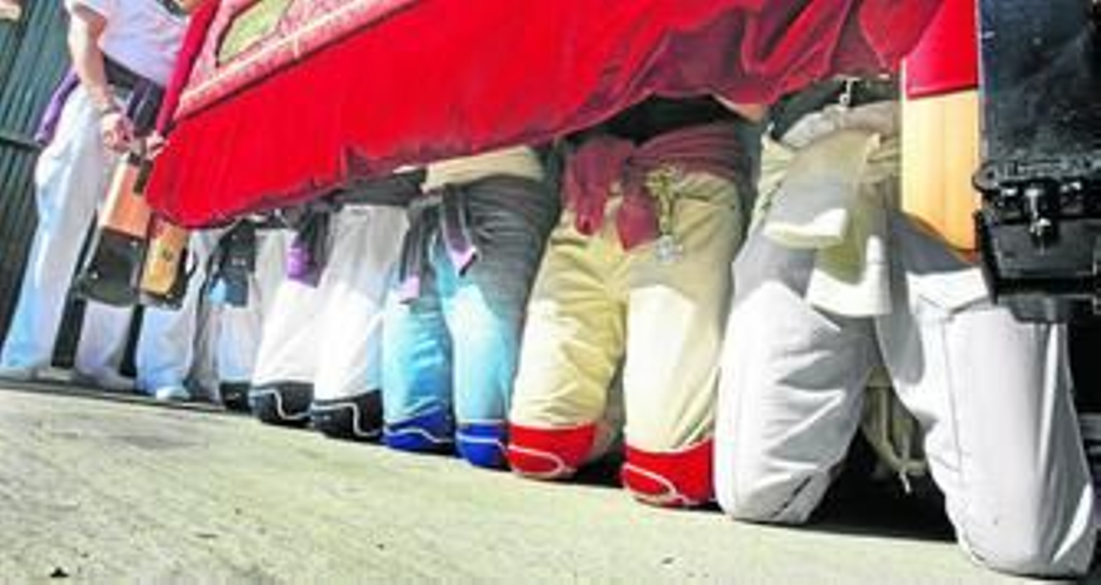 La maniobra de salida desde el templo de San Rafael es una de las más difíciles de cuantas se acometen en Jerez en Semana Santa.