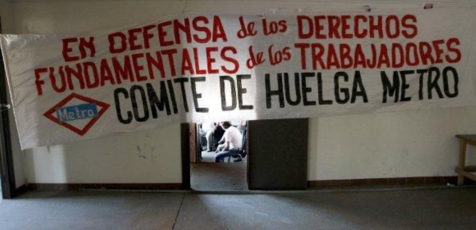 Cuatro empleados de Metro agredidos por un piquete cuando pretendían trabajar