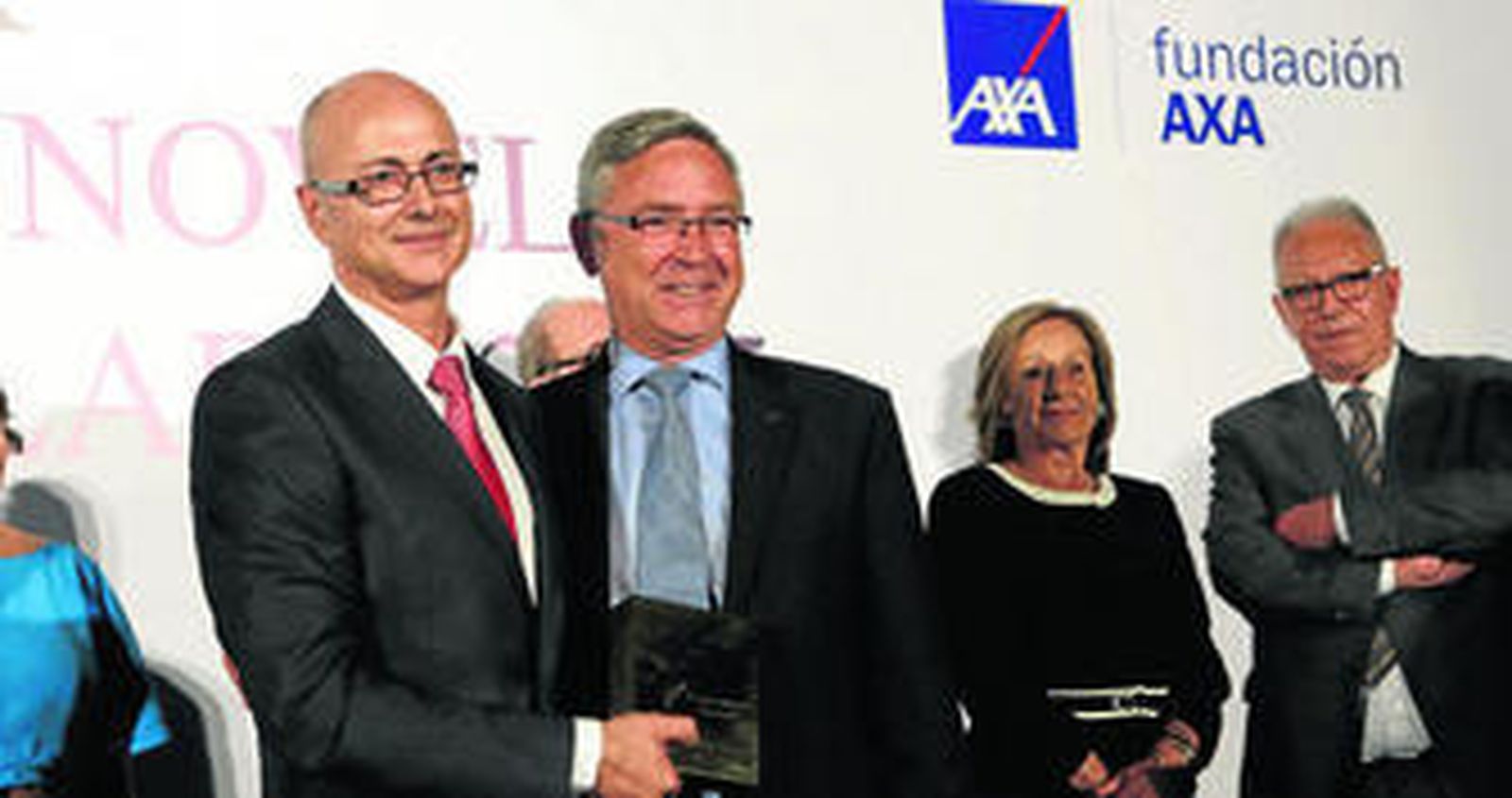 Antonio Garrido recibe el XX Premio Fernando Lara de la mano del presidente de la Fundación AXA, Jean-Paul Rignault, en presencia de Consuelo García Píriz y Fernando Delgado.