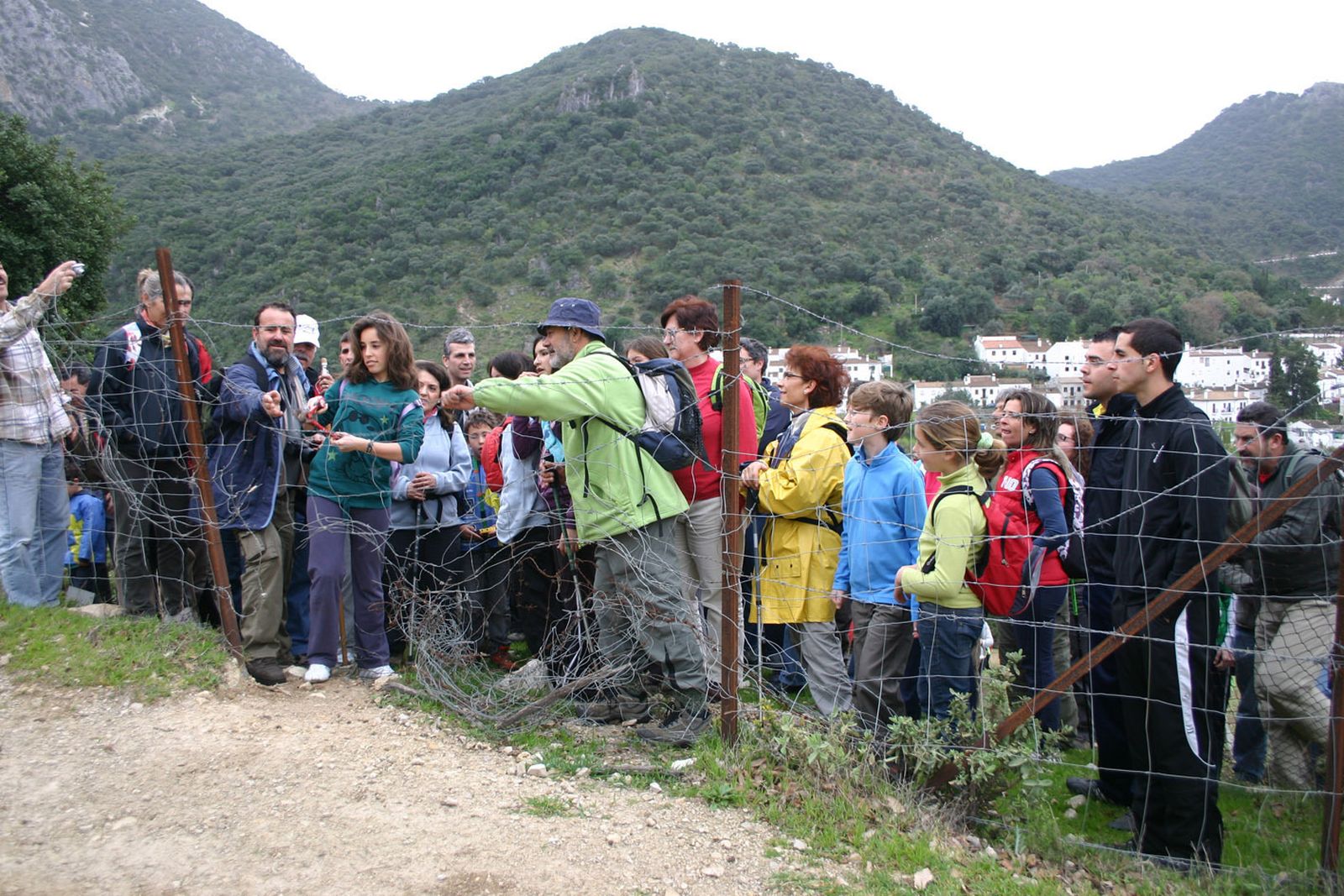 Corte de una alambrada en una de las fincas de Marnix Galle como protesta por la trampa tendida a Juan Clavero.
