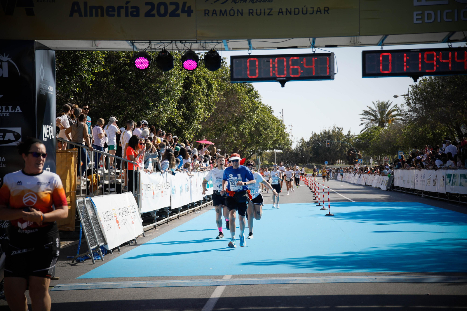 Imágenes de la llegada de la Media maratón Ciudad de Almería