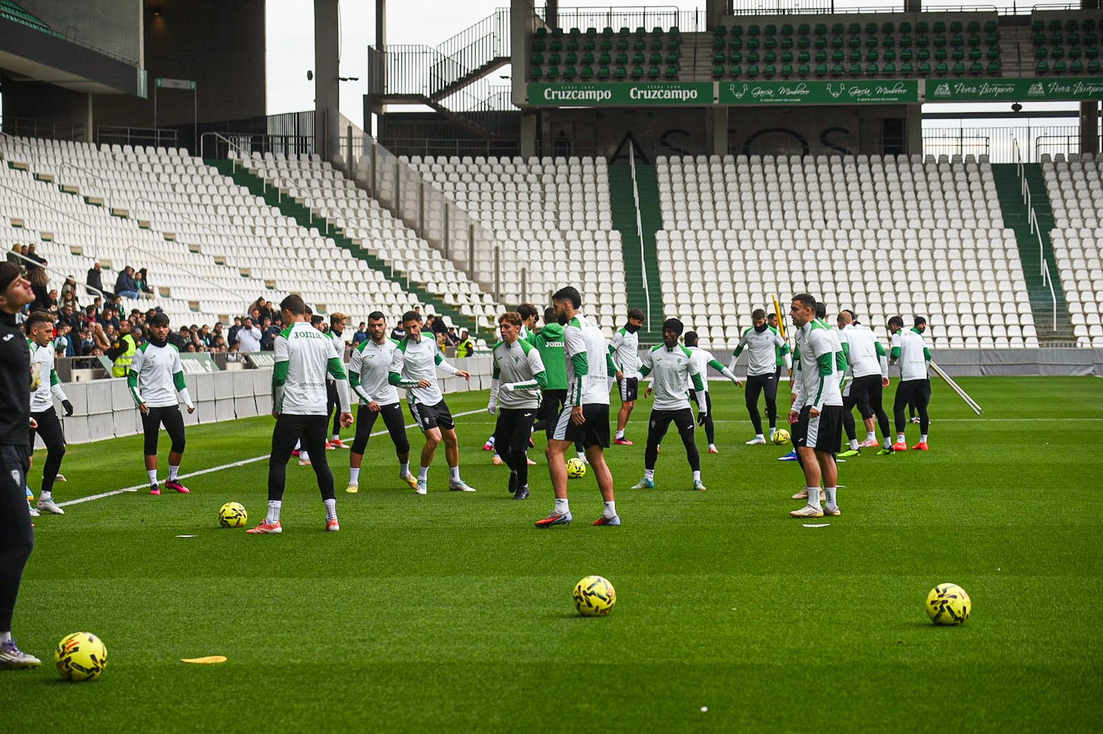 El Córdoba CF se deja querer por su afición en el Día de Año Nuevo: las fotos del entrenamiento de puertas abiertas