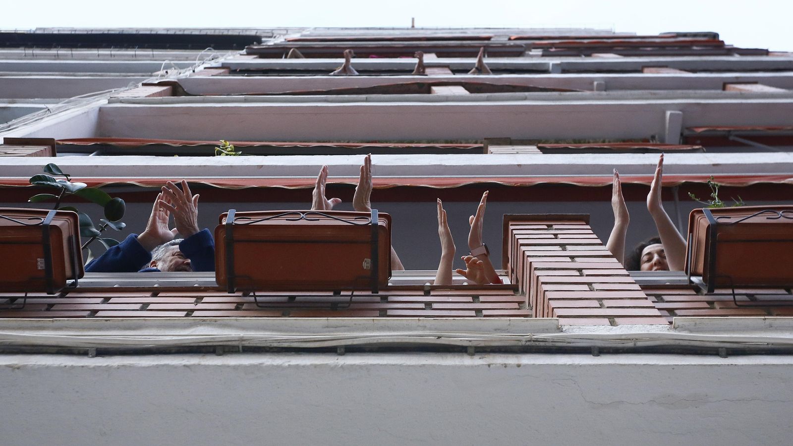 Aplausos desde un balcón de la capital.