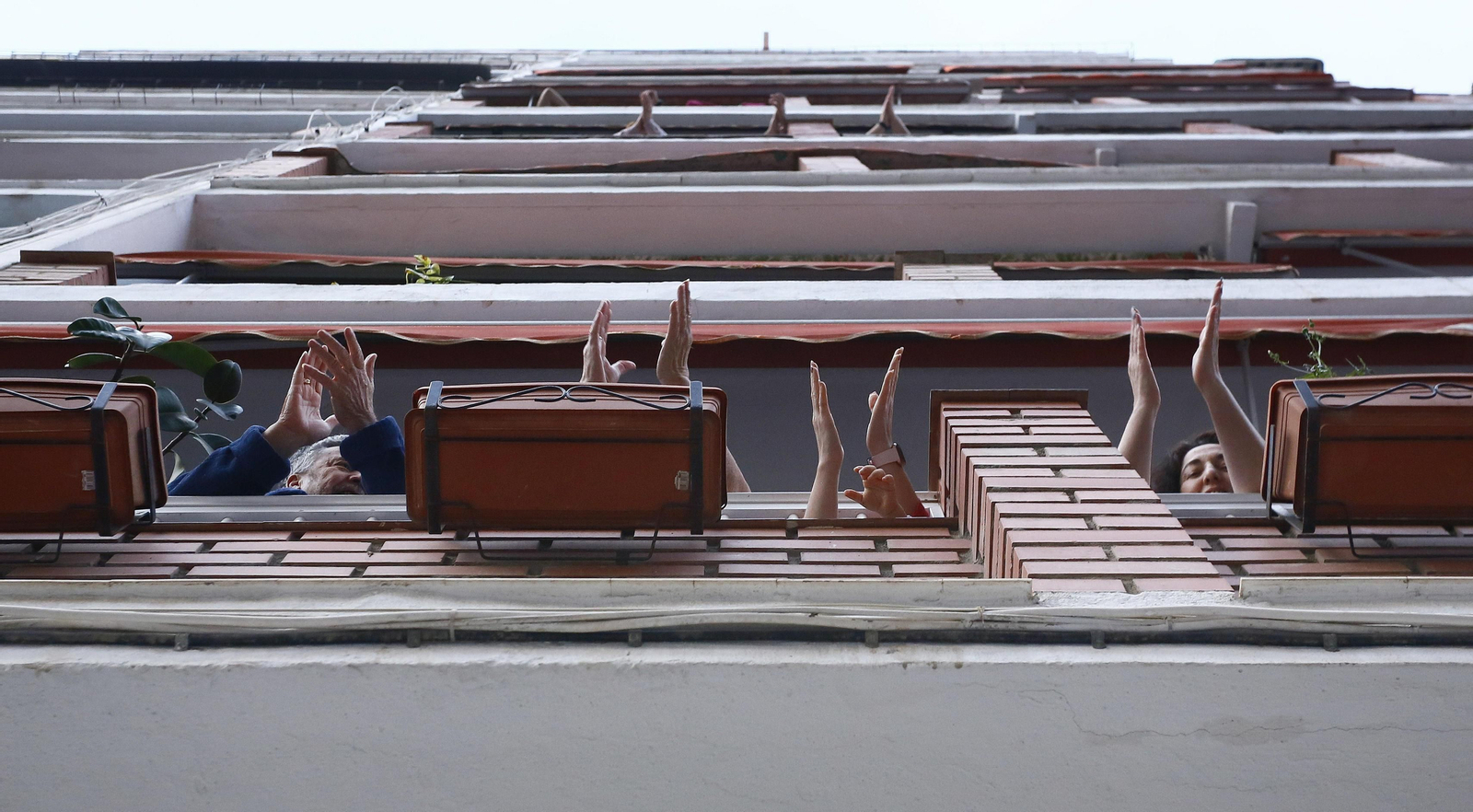 Coronavirus: El primer día de aplausos en Málaga en el que el sol aún no ha caído, en fotos