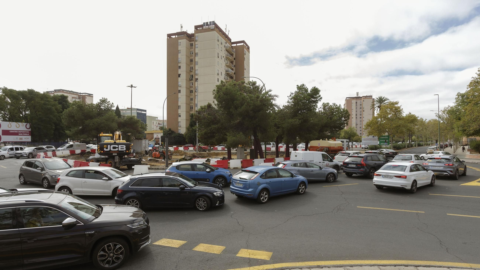 Obras de la construcción del carril del tranvibus que conectará Santa Justa, Sevilla Este y Torreblanca