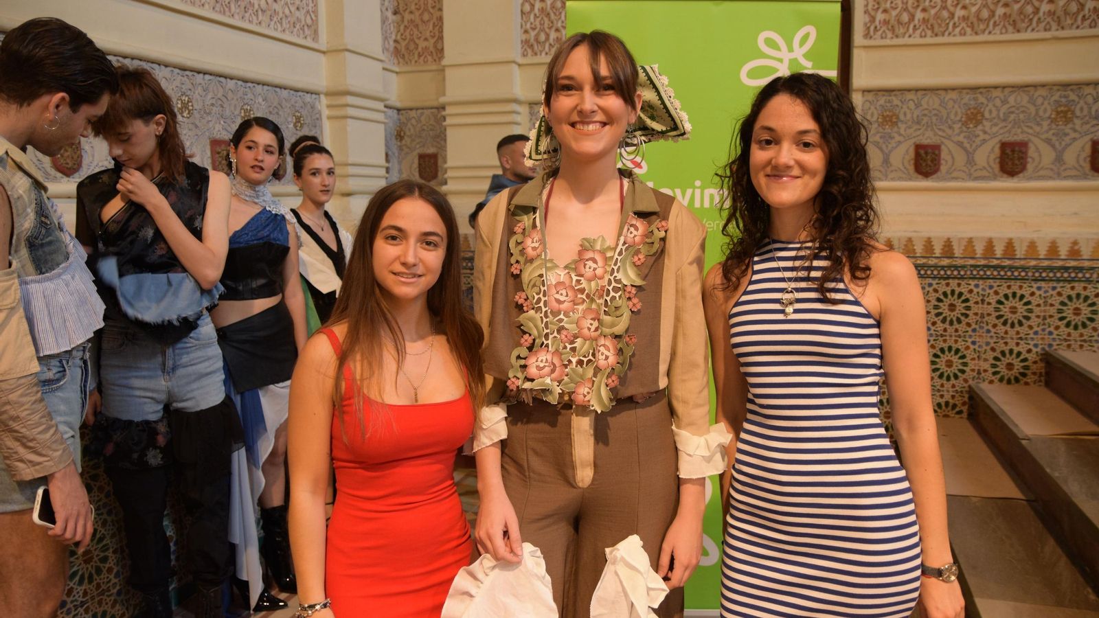 Carmen Gallardo y Ainara Navarro exponiendo su diseño para el desfile