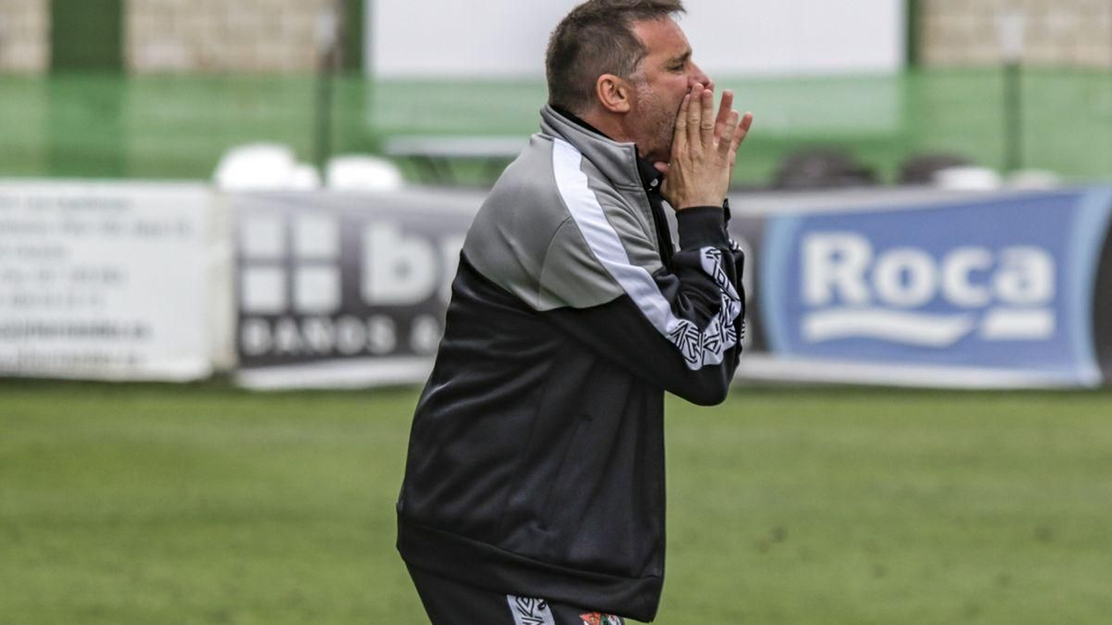 Julio Cobos da instrucciones a sus jugadores en un partido en el Príncipe Felipe.