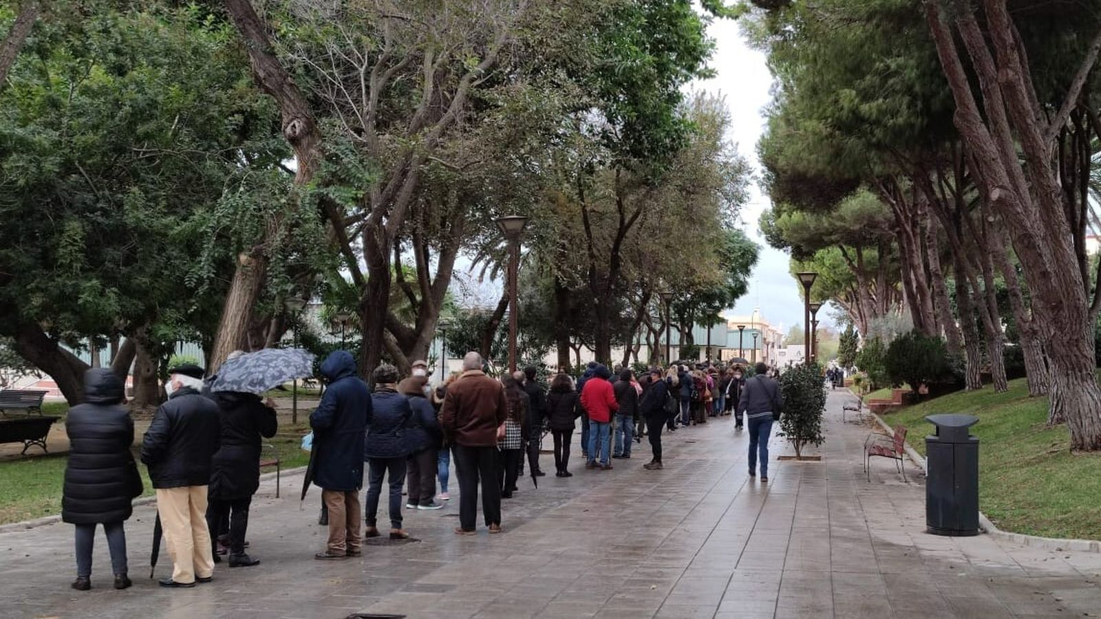 Colas de isleño a la espera de la vacuna en el parque Almirante Laulhé.
