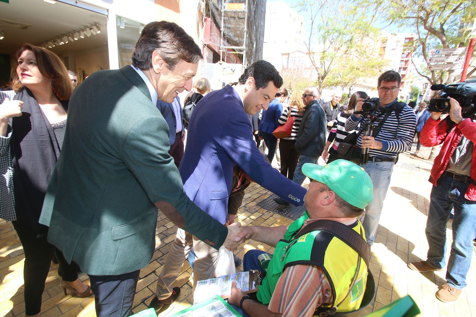 Las imágenes de la visita de Juanma Moreno a Almería