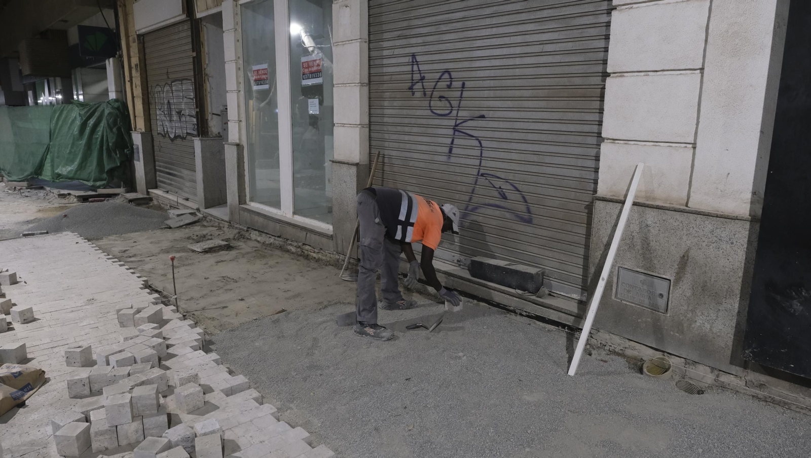 Las obras de peatonalización del Paseo de Almería entran en el turno de noche, en imágenes