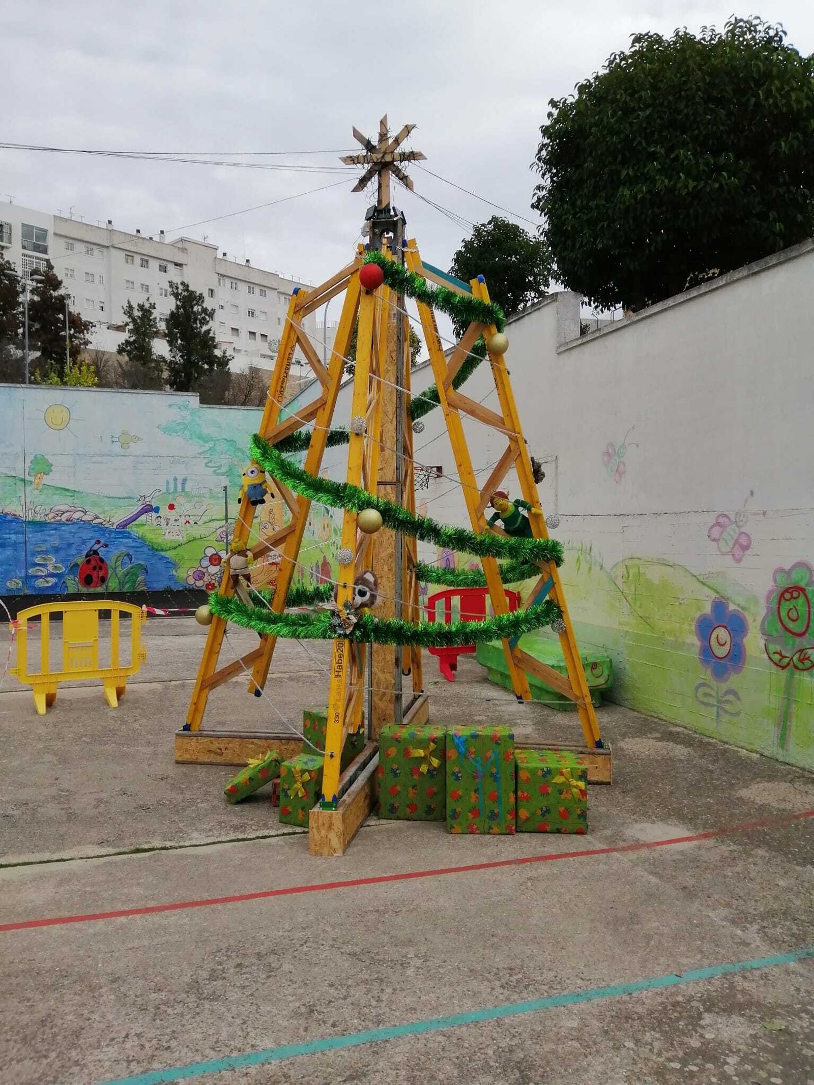 Una imagen del árbol de Navidad con material reciclado de este año.