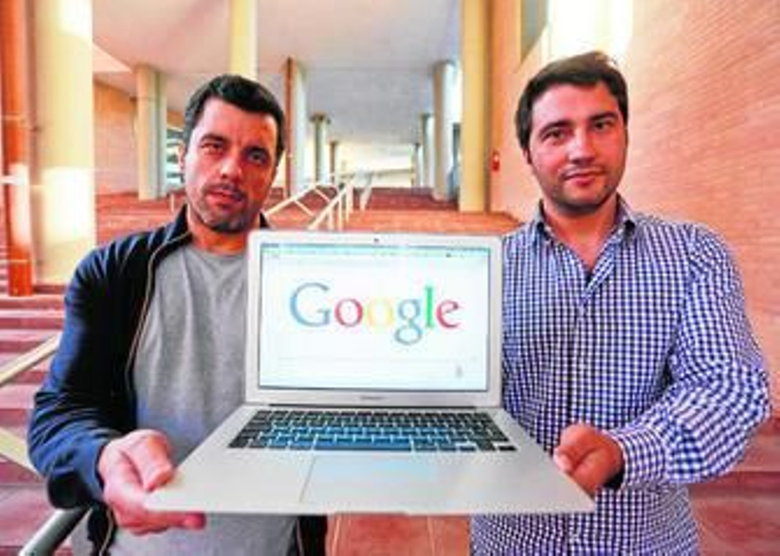 Bernardo Quintero (izda.) y Joaquín Cuenca el martes pasado poco antes de explicar su experiencia.