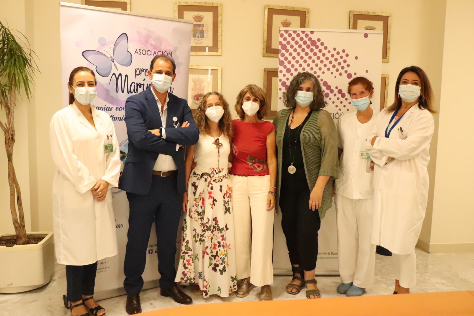 Los responsables del centro y la asociación que han hecho posible la firma del acuerdo.