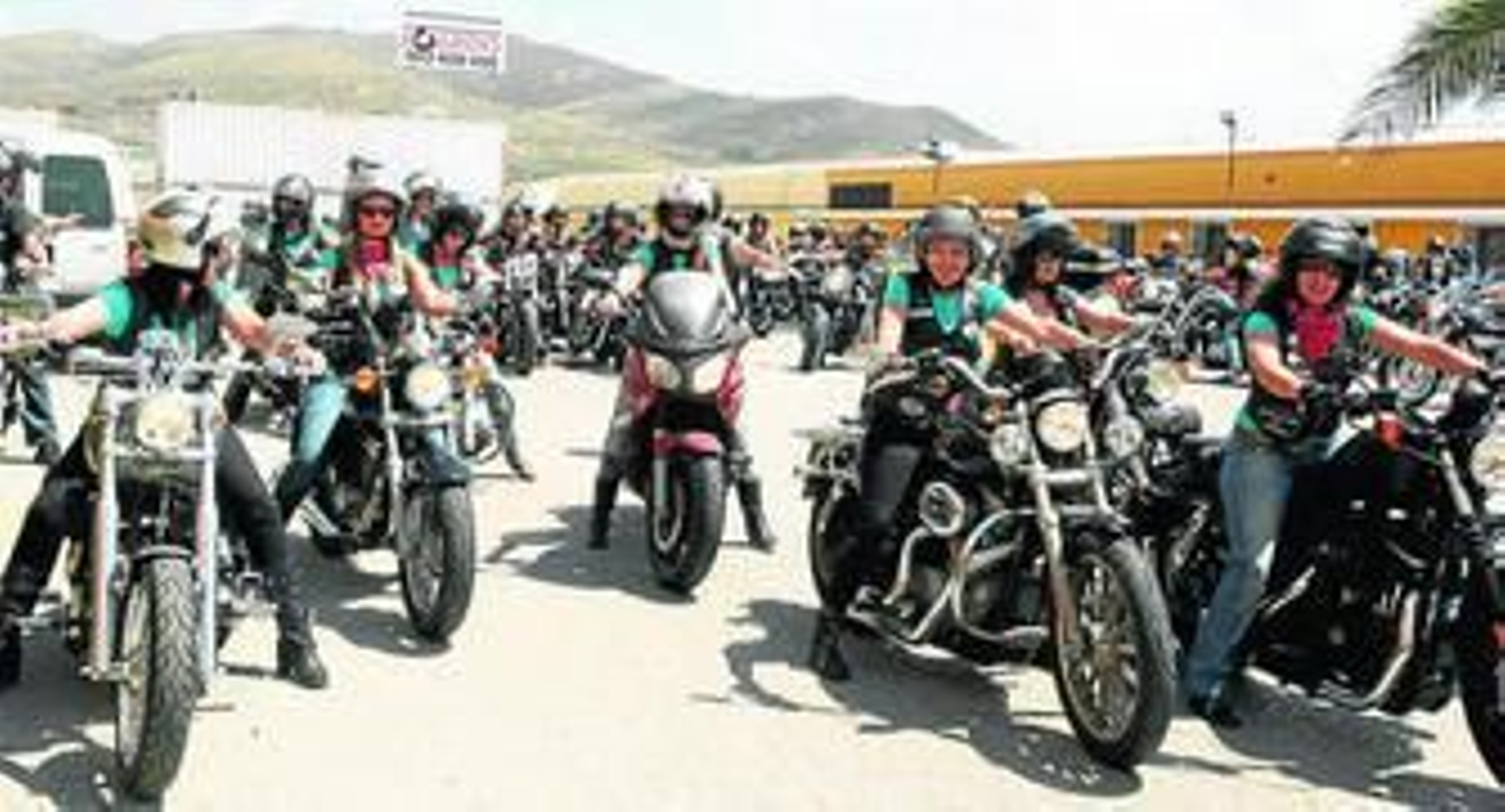 Imagen de la concentración de las Damas del Asfalto antes de pasear por las calles de La Línea, ayer.