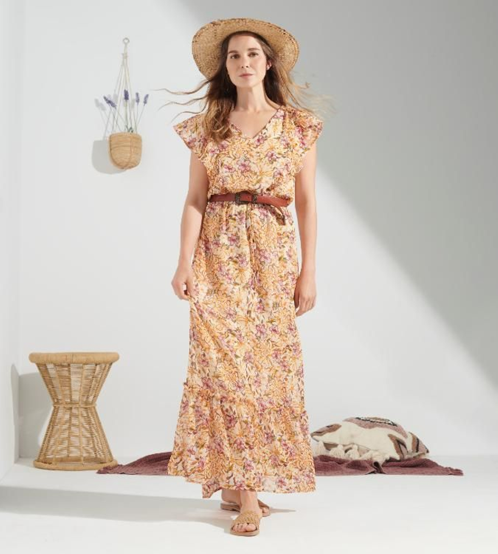 Natalia Sánchez posando con las prendas de 'Boho', la nueva colección de Lidl