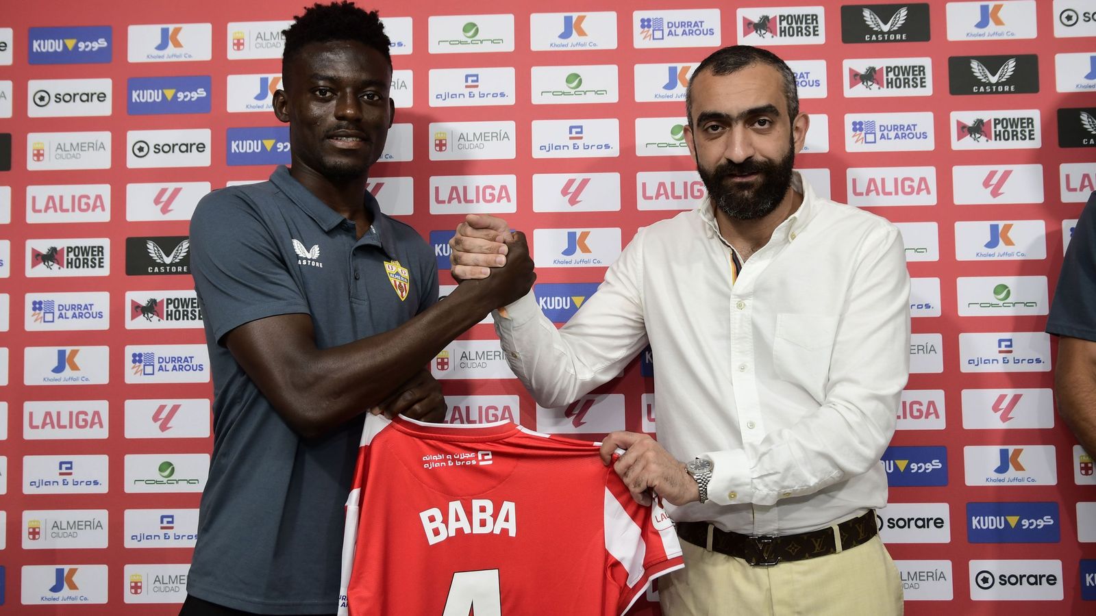 Baba posa con su nueva camiseta junto a El Assy