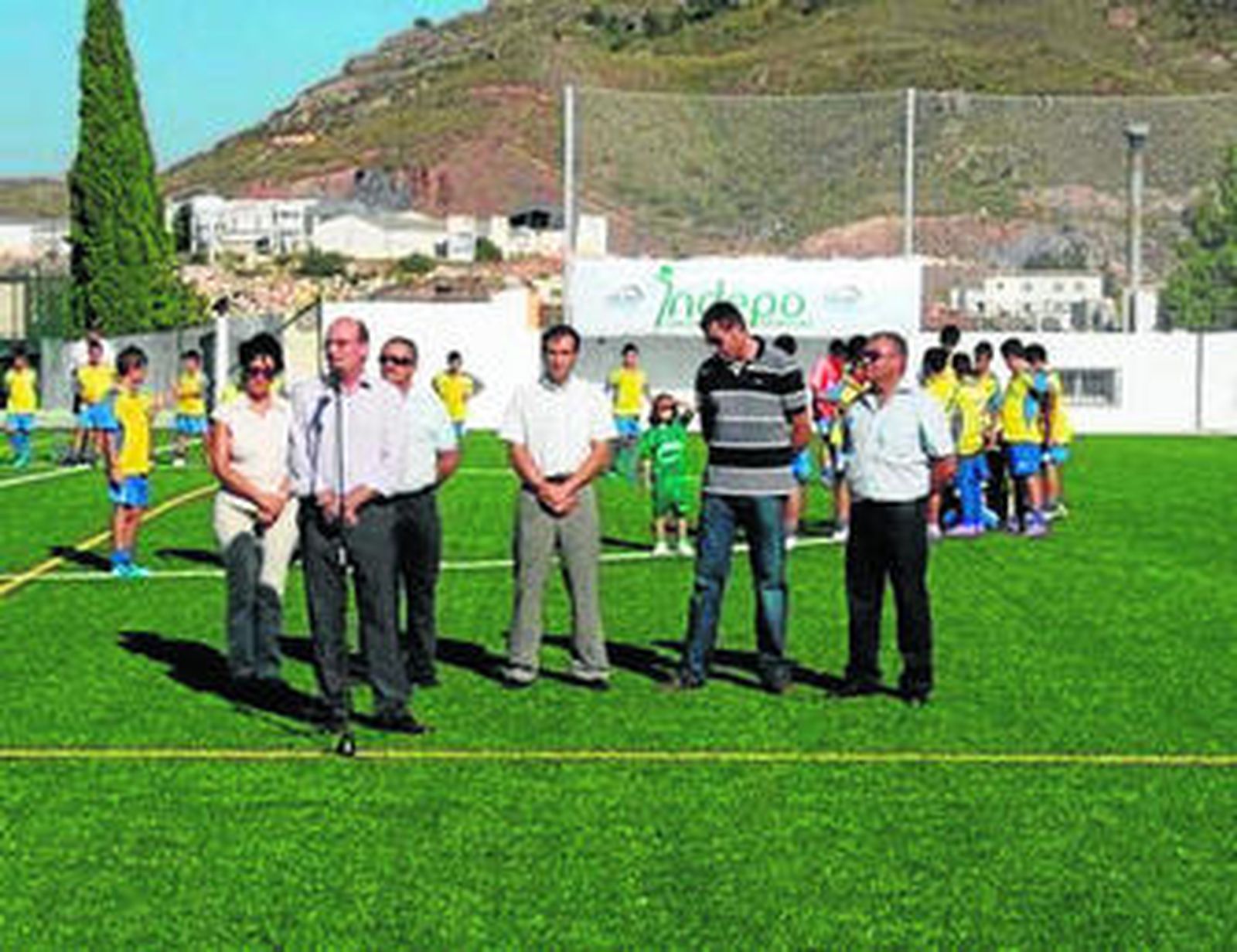El césped artificial se inauguró con varios encuentros de fútbol 7.