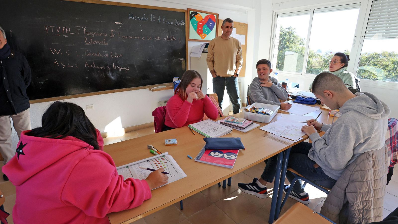 José Luis Aguilar, director del centro, en el interior de una de las aulas.
