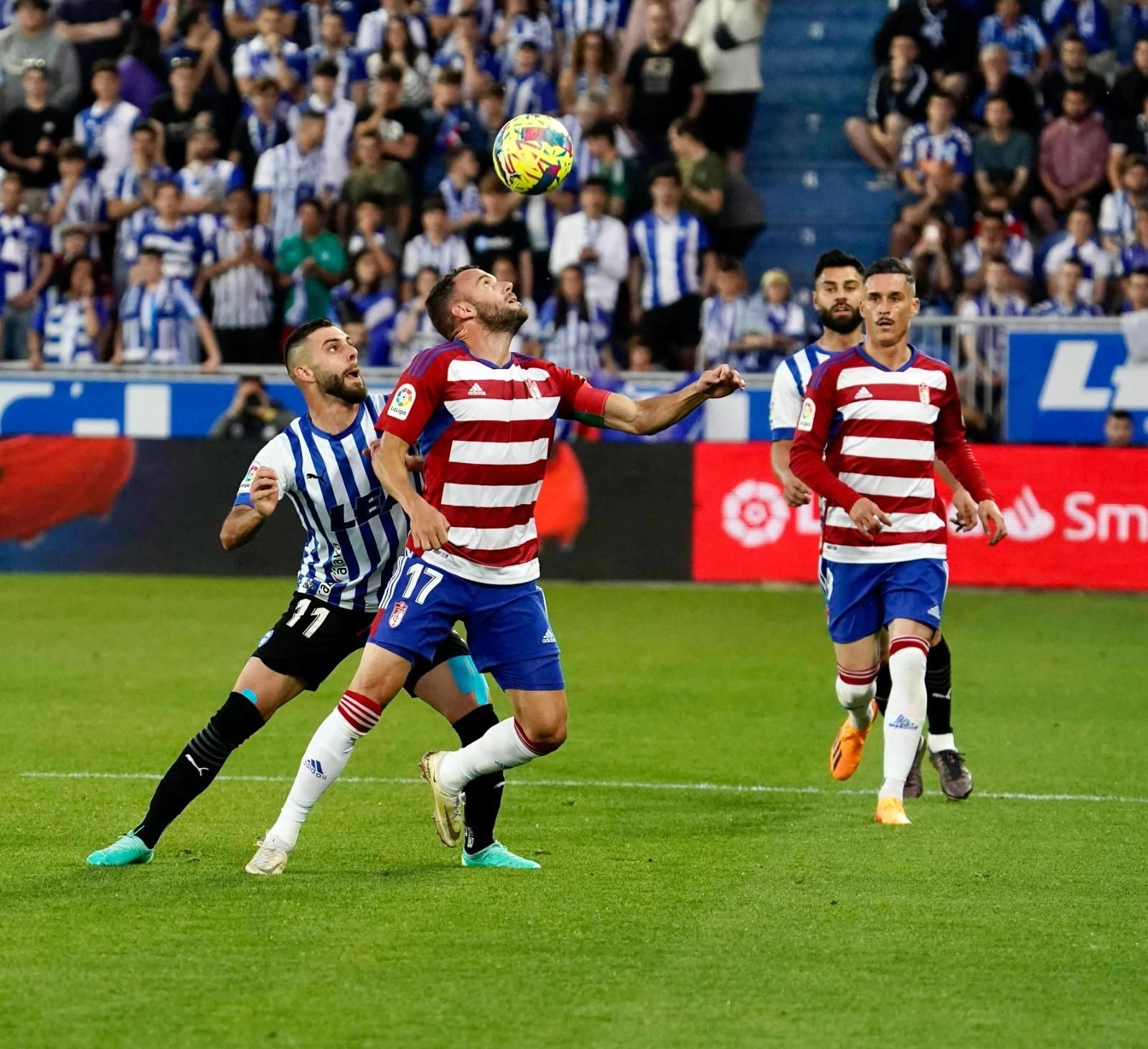 Una acción del partido de este viernes en Vitoria