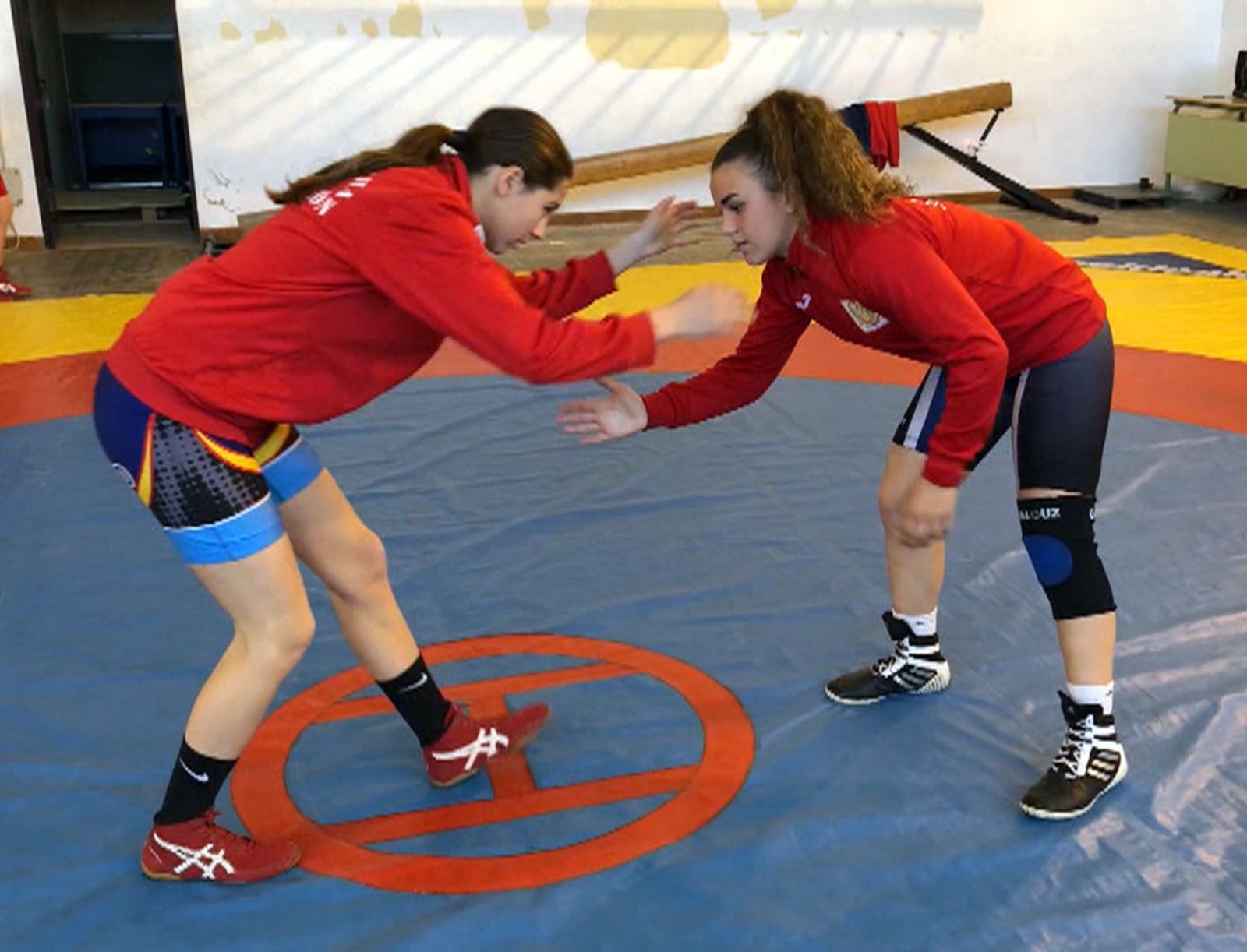 Las dos luchadoras accidentadas, durante un entrenamiento con su club.