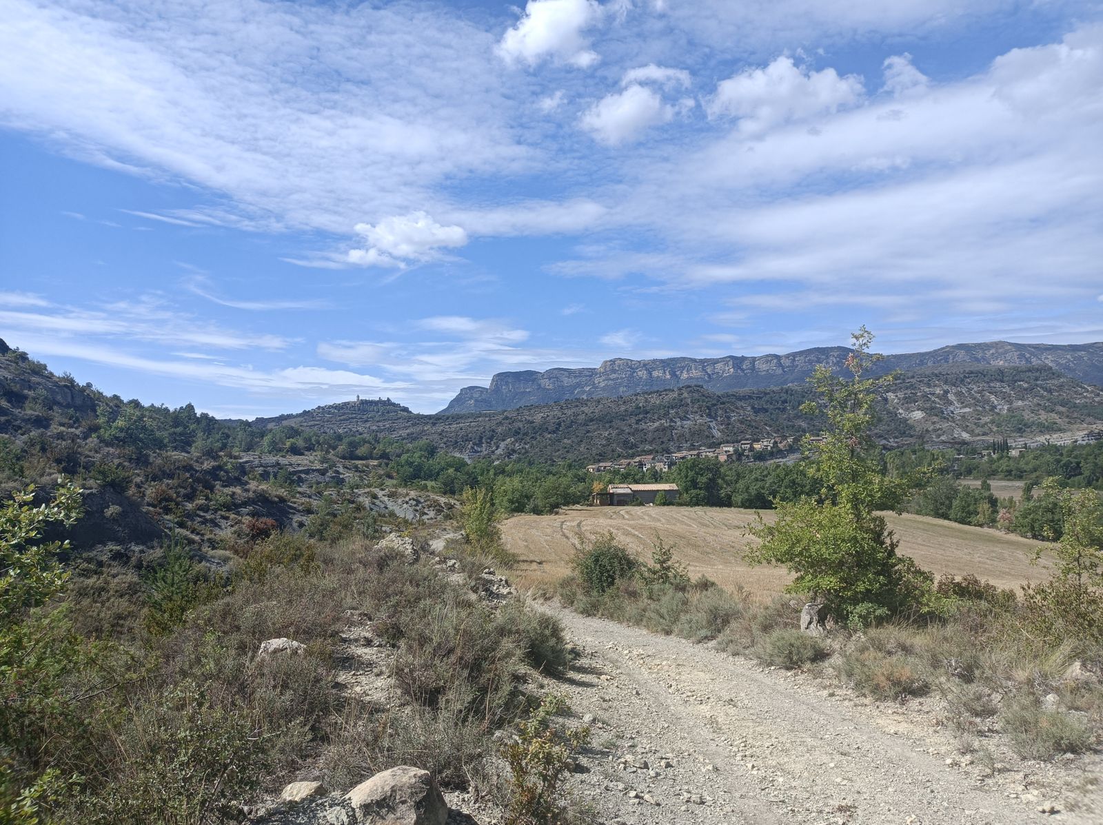 Al fondo, primero, La Puebla de Roda y, justo detrás,  Roda de Isábena.