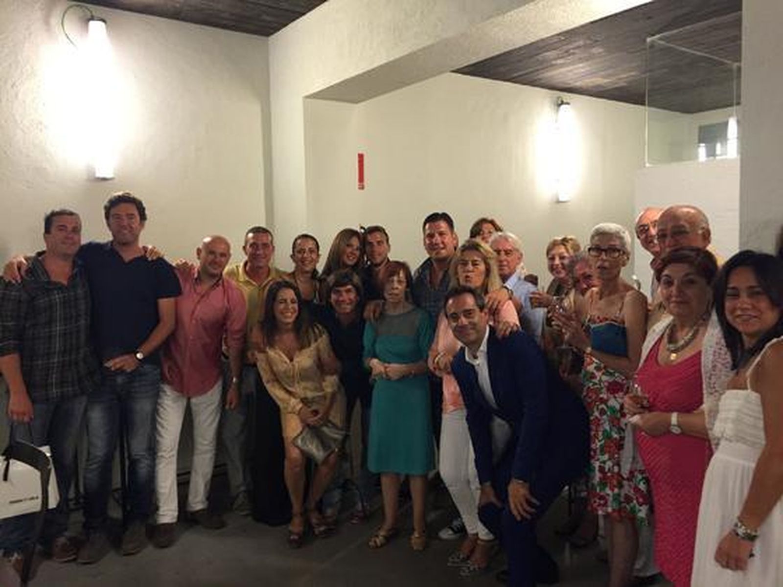 La anfitriona Merchu Salegui Celaya, rodeada de un grupo de los familiares y amigos que asistieron a la fiesta de cumpleaños en el restaurante Ultramar&nos, organizada por su hijo el empresario gaditano Javier Bote.  Foto: Ignacio Casas de Ciria